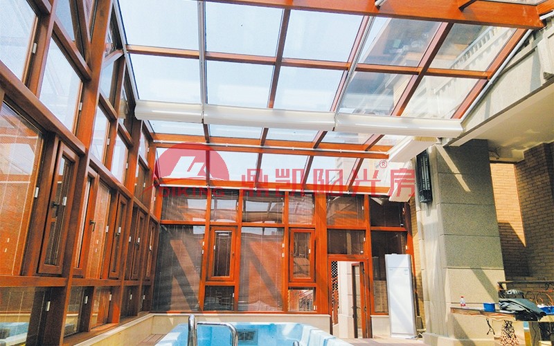 沒(méi)有比在陽(yáng)光房里建游泳池更好的了！四季都能用，夏天泡澡真舒服